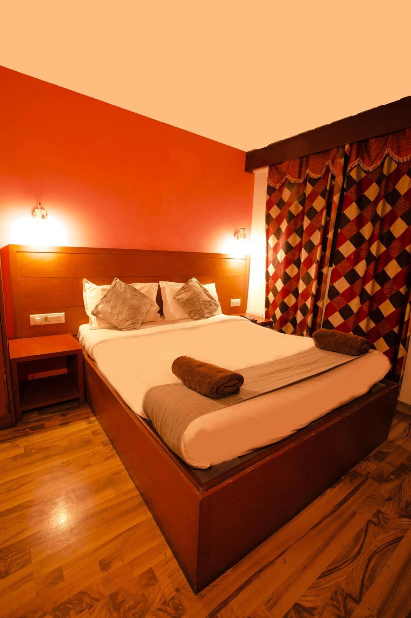 Devi Enterprises - Hotel Khems Ooty Exteriör bild